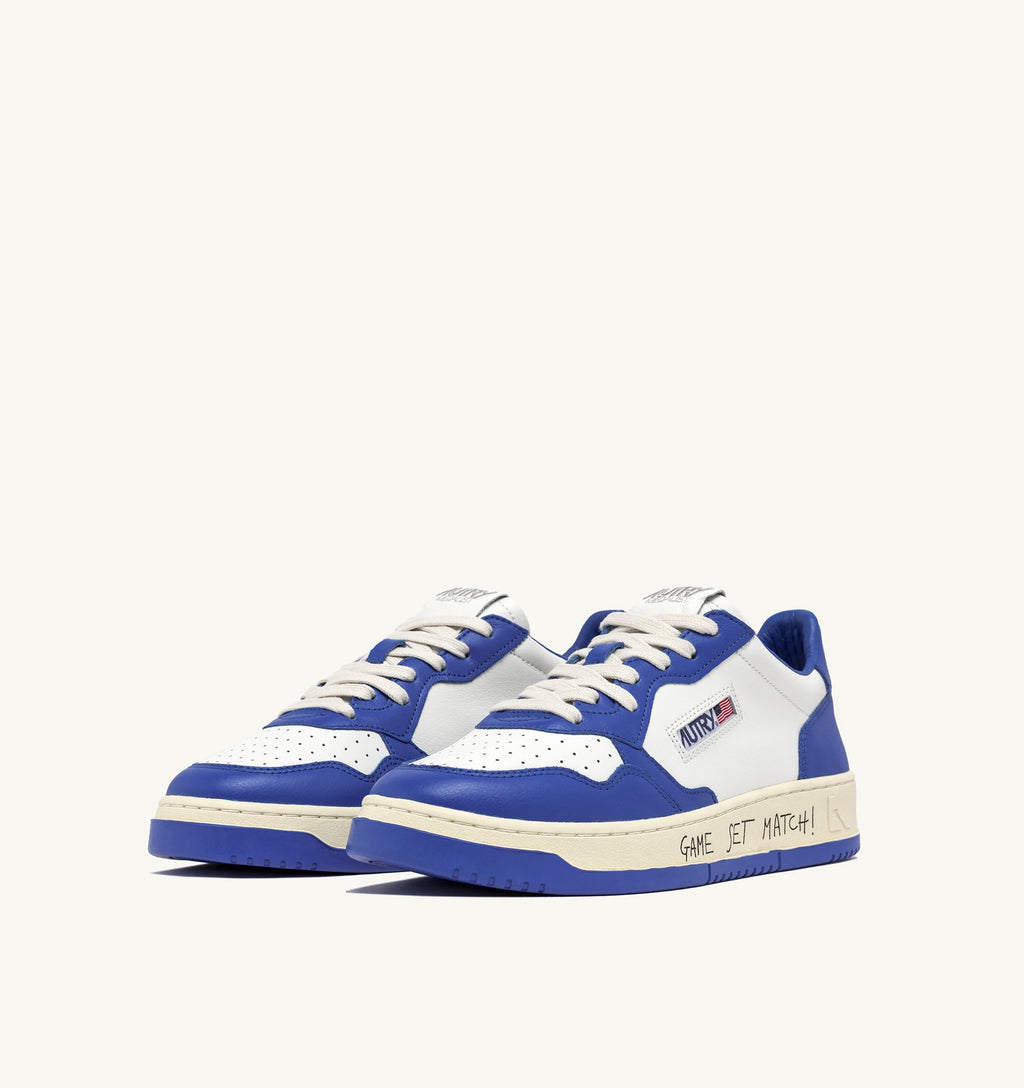 UNISEX SNEAKERS MDLST AUS WILDLEDER UND LEDER FARBE WEISS PALACEBLAU MIT SCHRIFTZUG