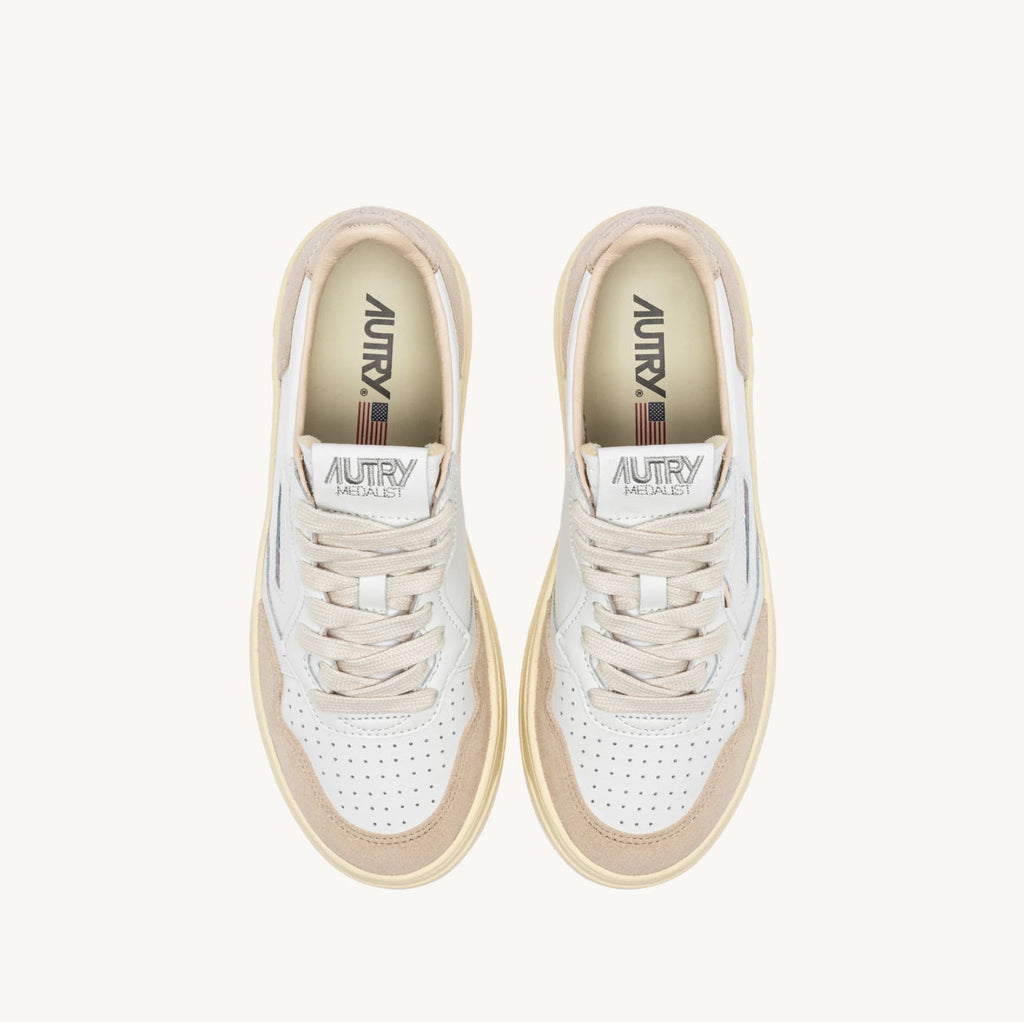 UNISEX SNEAKERS MDLST AUS LEDER UND WILDLEDER IN WEISS UND GOLD