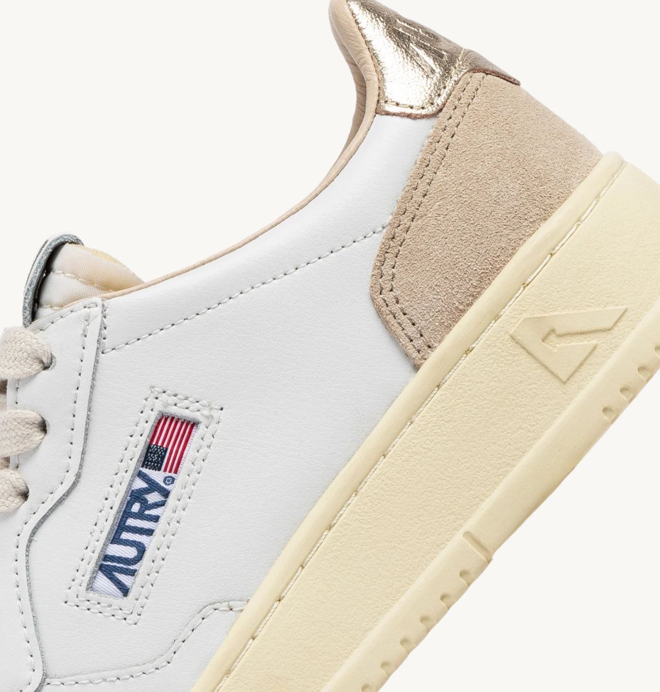 UNISEX SNEAKERS MDLST AUS LEDER UND WILDLEDER IN WEISS UND GOLD