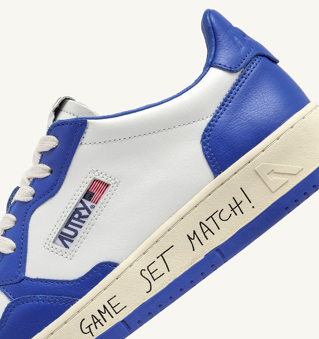 UNISEX SNEAKERS MDLST AUS WILDLEDER UND LEDER FARBE WEISS PALACEBLAU MIT SCHRIFTZUG