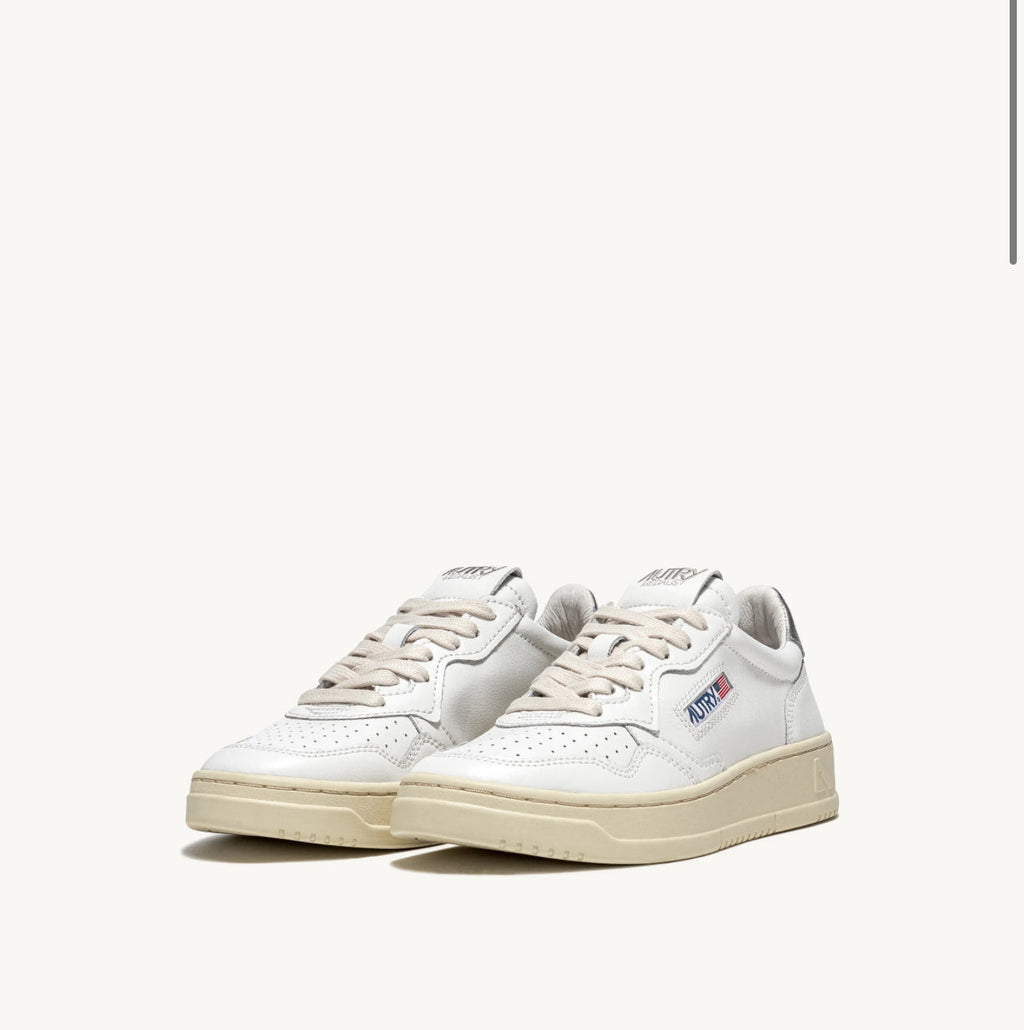 UNISEX SNEAKERS MDLST AUS LEDER IN WEISS UND SILBER METALLIC