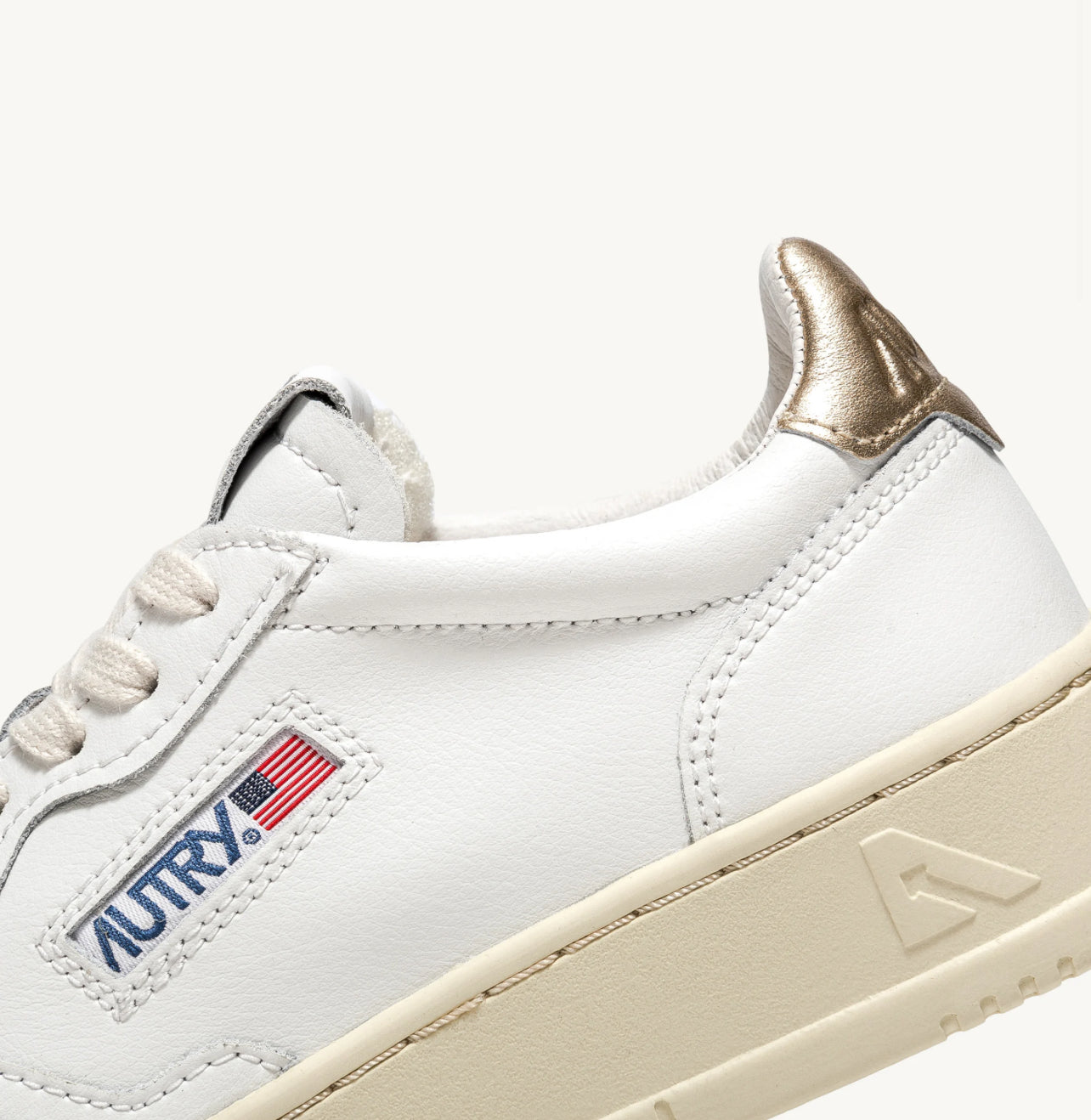 UNISEX SNEAKERS MDLST AUS LEDER IN WEISS UND GOLD METALLIC