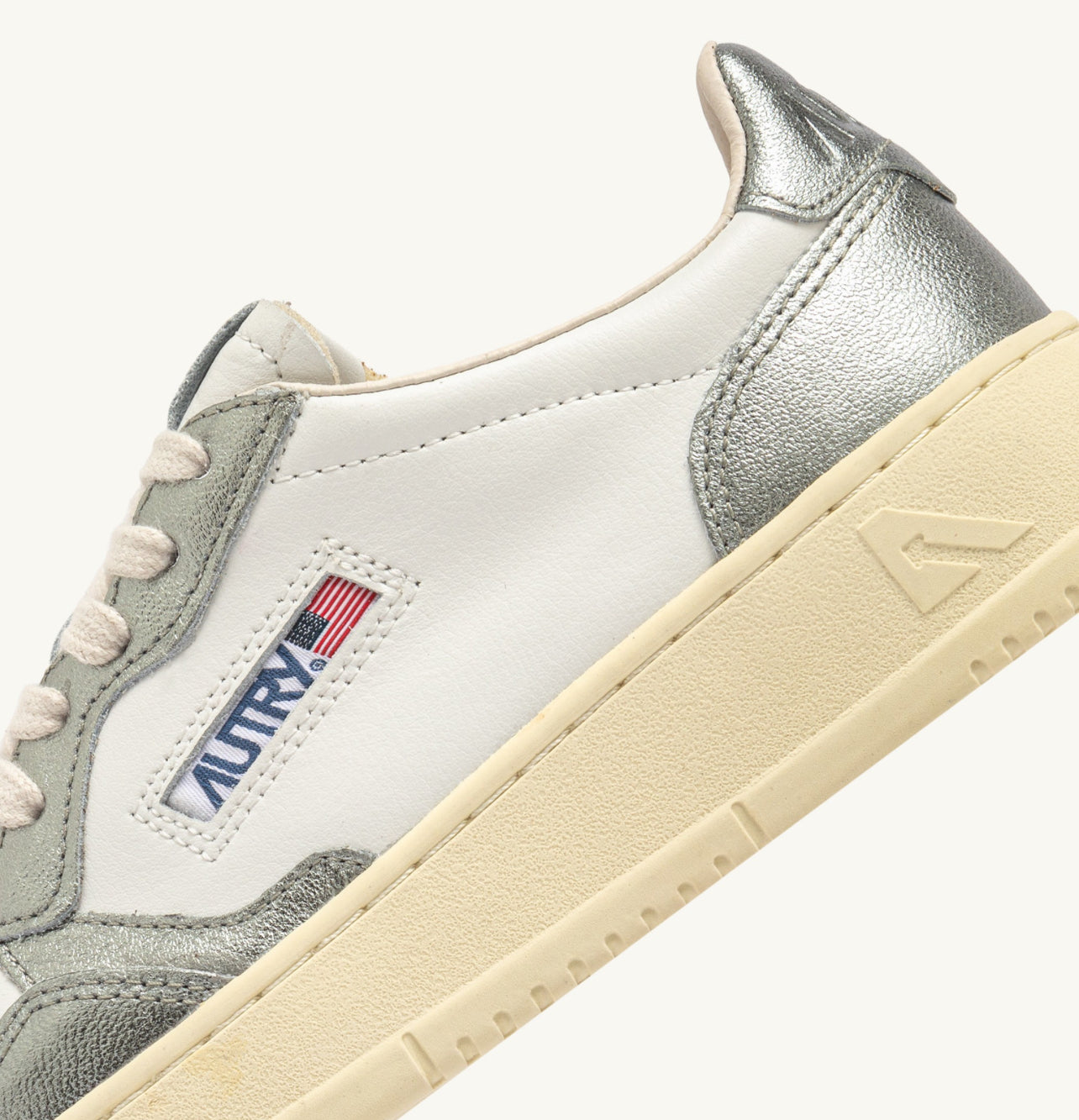 UNISEX SNEAKERS MDLST BICOLOR AUS WEISSEM LEDER UND STAHLFARBENEM METALLIC-LEDER