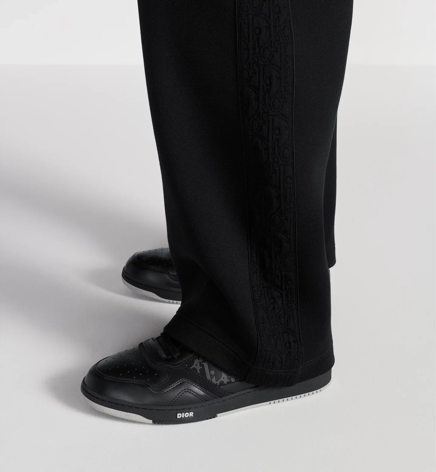 UNISEX SNEAKERS 27B -/Schwarz mit Schriftzug