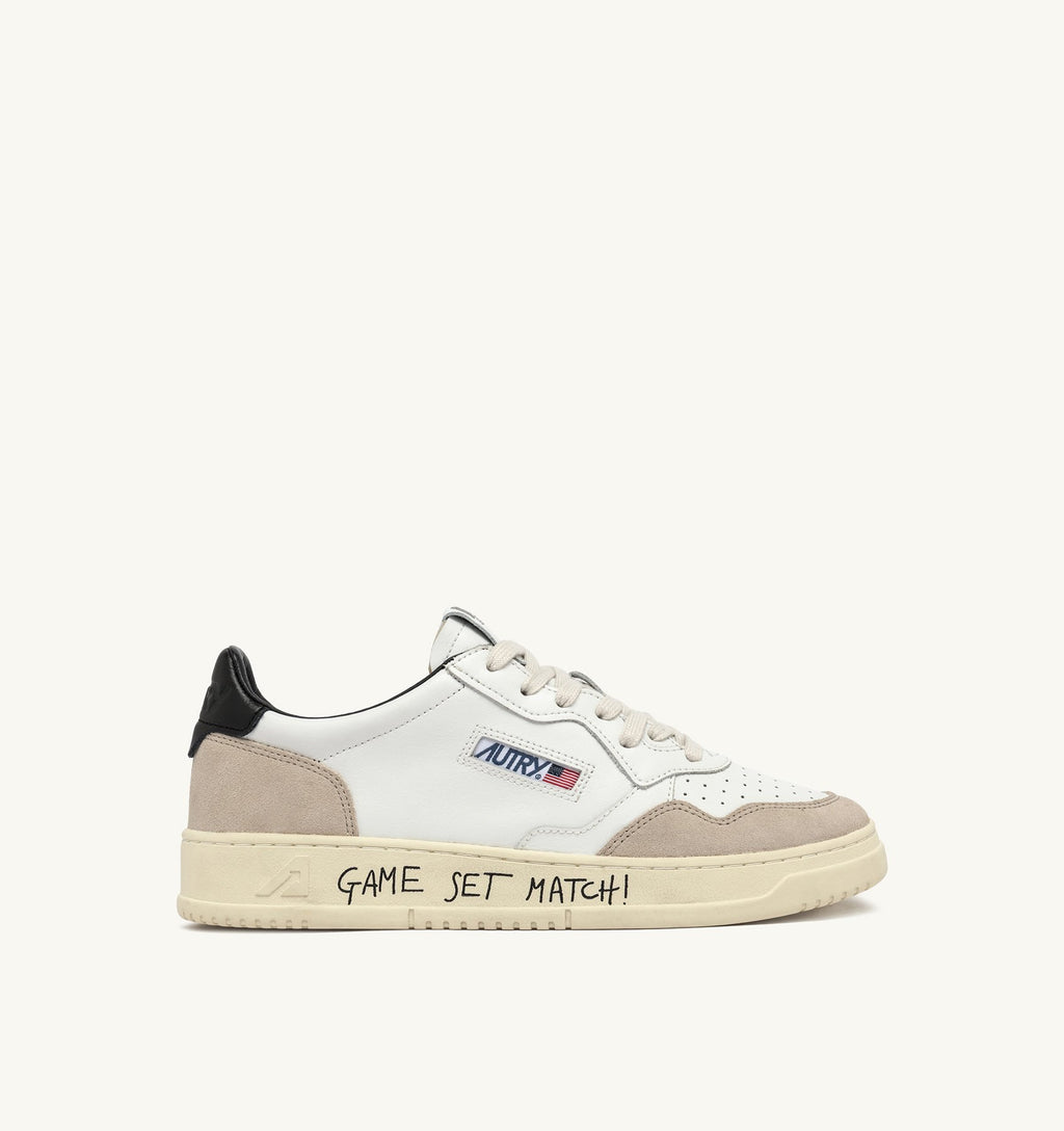 UNISEX SNEAKERS MEDALIST LOW AUS SCHWARZES UND WEISSES LEDER UND WILDLEDER MIT SCHRIFTZUG