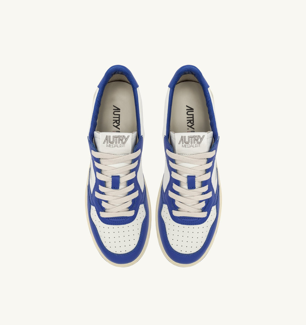 UNISEX SNEAKERS MDLST AUS WILDLEDER UND LEDER FARBE WEISS PALACEBLAU MIT SCHRIFTZUG