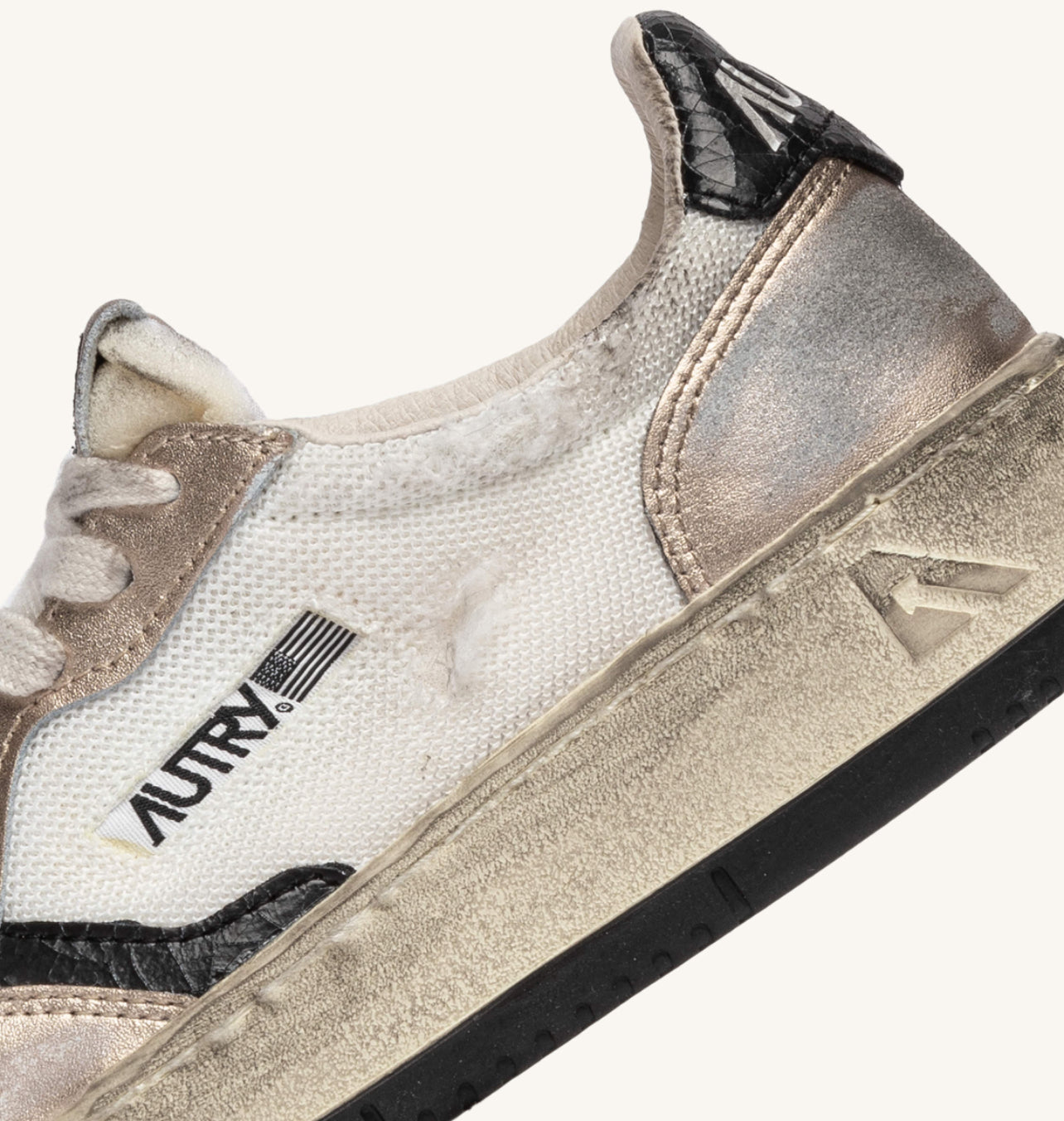 UNISEX SNEAKERS SUPER VINTAGE LOW AUS WEISSEM MESH, GOLDFARBENEM WILDLEDER UND SCHWARZEM LEDER