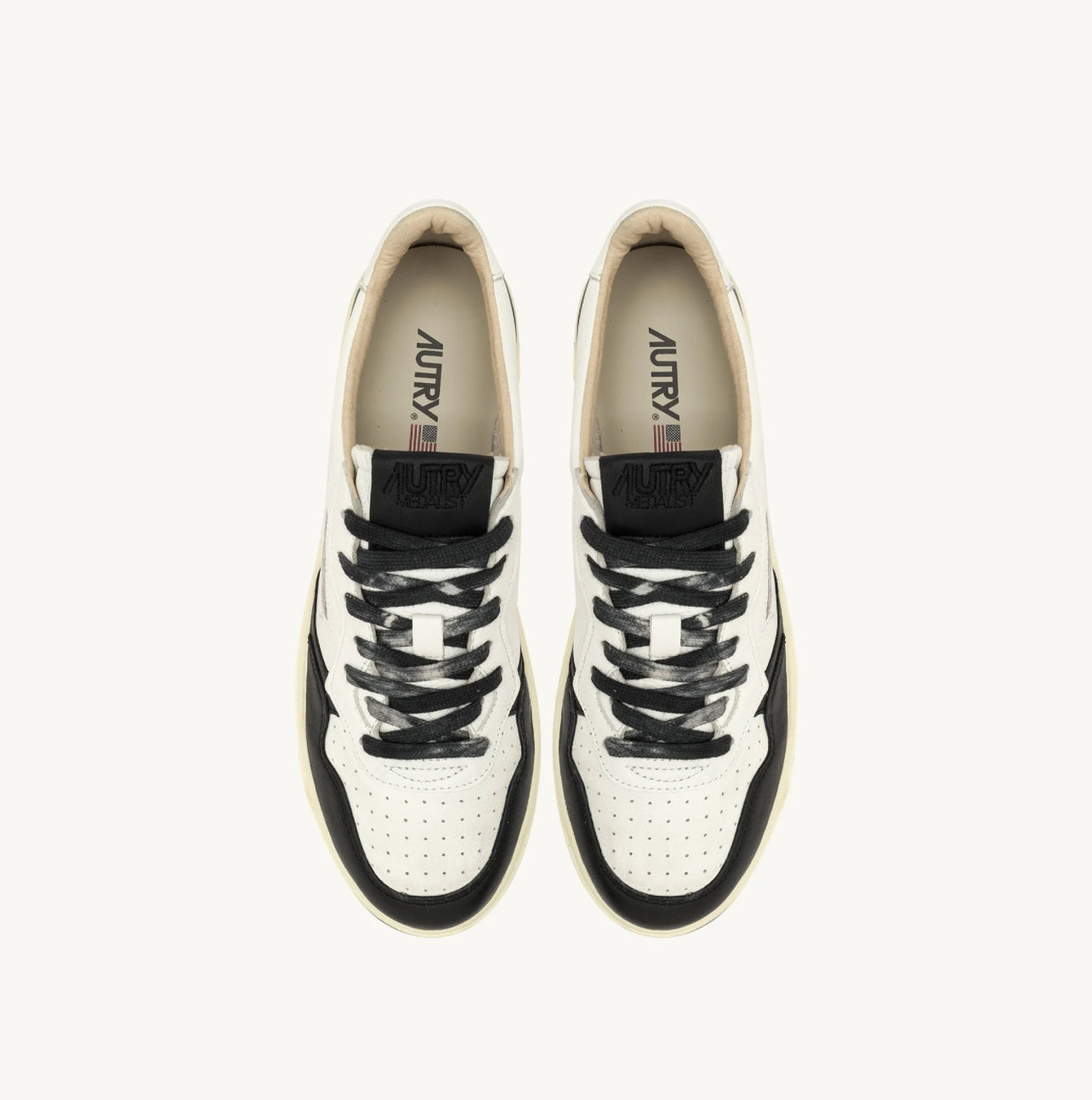 UNISEX SNEAKERS MDLST AUS LEDER UND DETAILS IN WEIẞ UND SCHWARZ