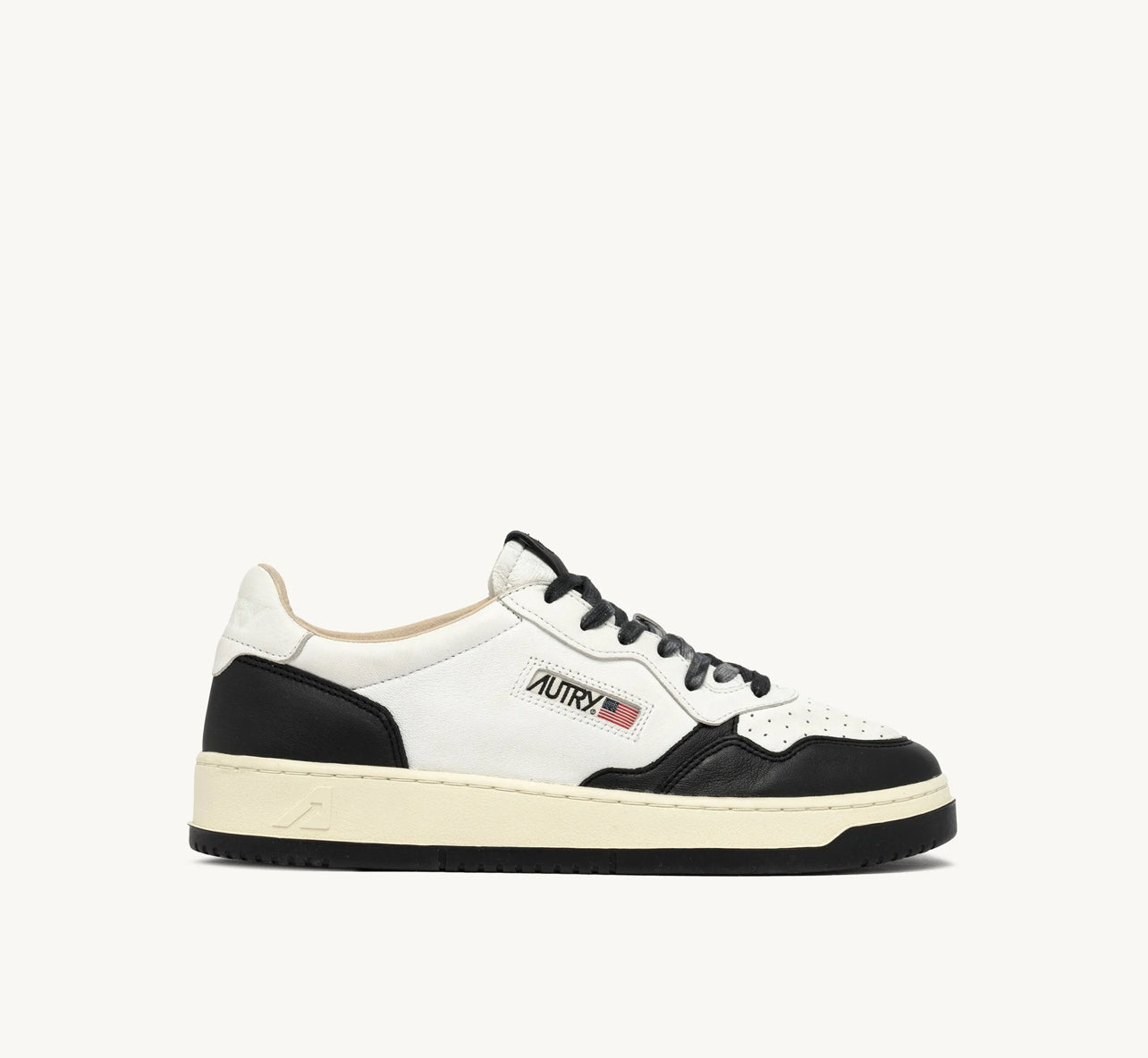 UNISEX SNEAKERS MDLST AUS LEDER UND DETAILS IN WEIẞ UND SCHWARZ