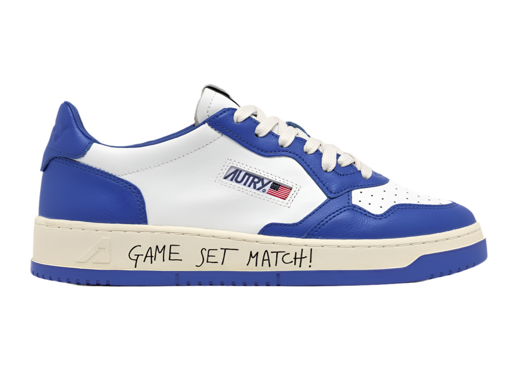 UNISEX SNEAKERS MDLST AUS WILDLEDER UND LEDER FARBE WEISS PALACEBLAU MIT SCHRIFTZUG