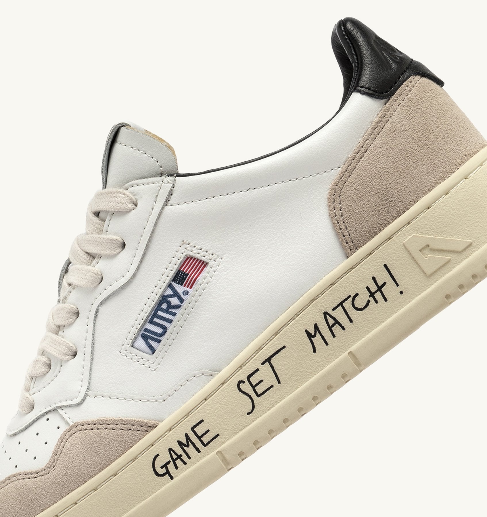 UNISEX SNEAKERS MEDALIST LOW AUS SCHWARZES UND WEISSES LEDER UND WILDLEDER MIT SCHRIFTZUG