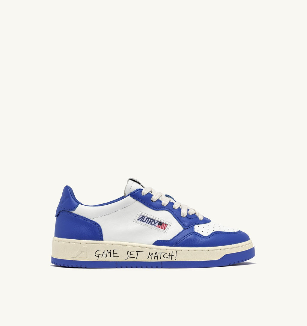 UNISEX SNEAKERS MDLST AUS WILDLEDER UND LEDER FARBE WEISS PALACEBLAU MIT SCHRIFTZUG