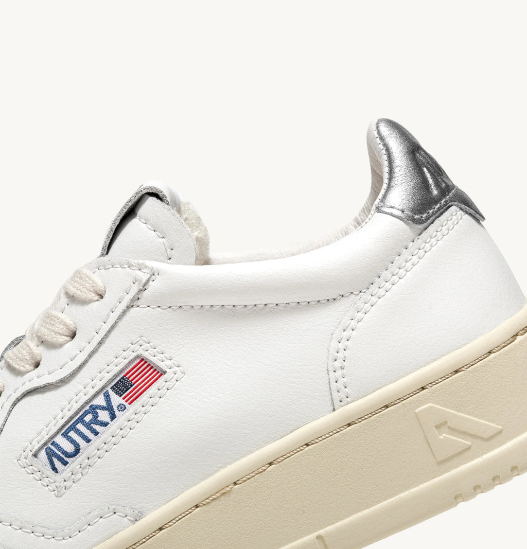 UNISEX SNEAKERS MDLST AUS LEDER IN WEISS UND SILBER METALLIC