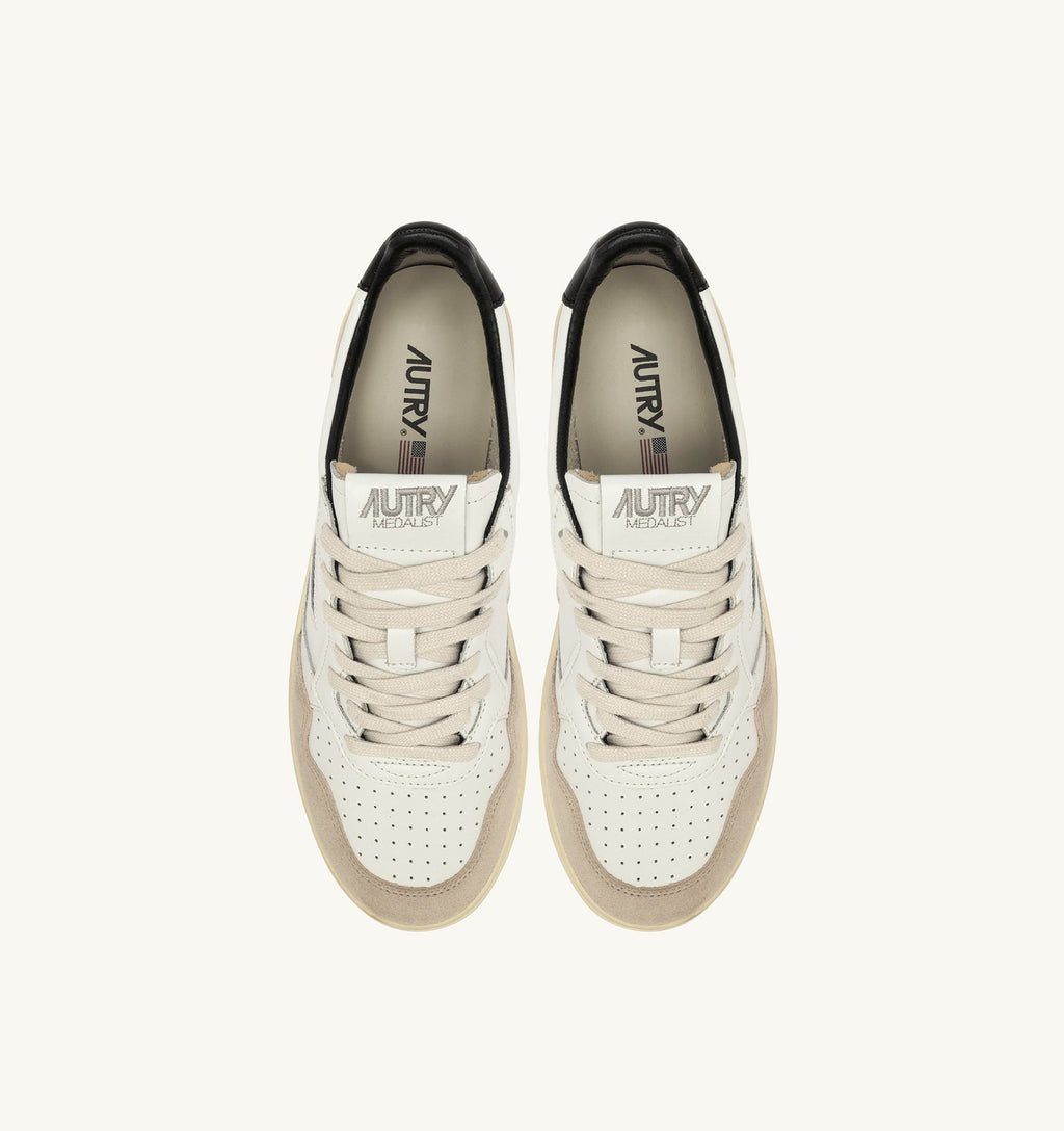 UNISEX SNEAKERS MEDALIST LOW AUS SCHWARZES UND WEISSES LEDER UND WILDLEDER MIT SCHRIFTZUG