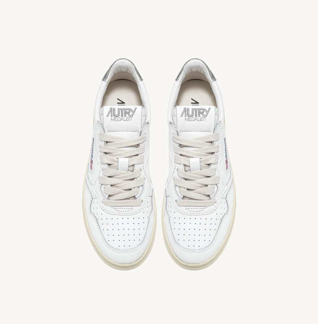 UNISEX SNEAKERS MDLST AUS LEDER IN WEISS UND SILBER METALLIC