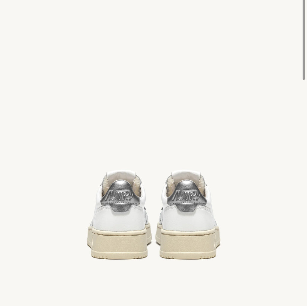 UNISEX SNEAKERS MDLST AUS LEDER IN WEISS UND SILBER METALLIC