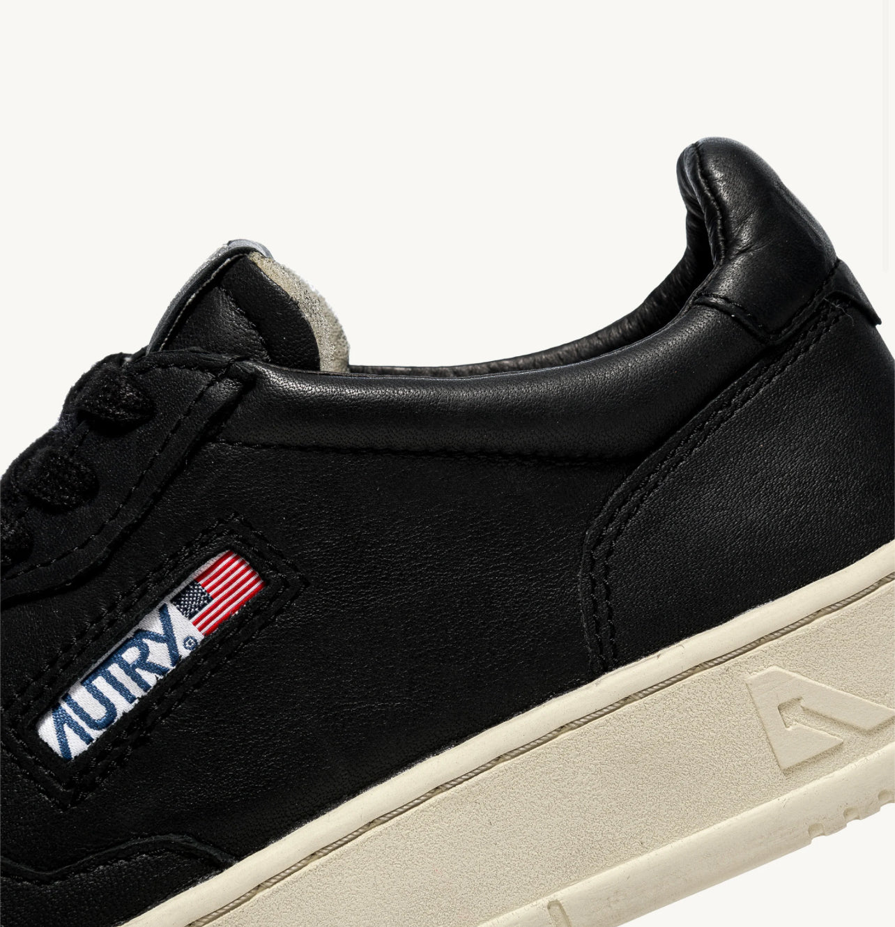 UNISEX SNEAKERS MDLST AUS SUPERWEICHEM SCHWARZEM NAPPALEDER